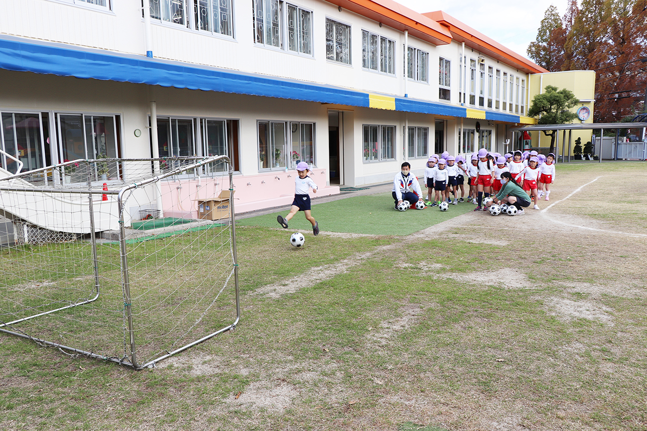 サッカーの練習 あいわ幼稚園 名古屋市名東区の幼稚園