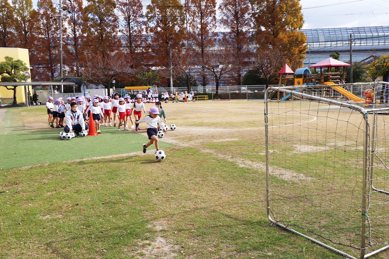 サッカーの練習 あいわ幼稚園 名古屋市名東区の幼稚園