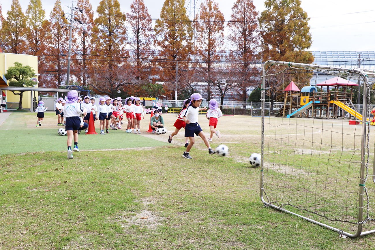 サッカーの練習 あいわ幼稚園 名古屋市名東区の幼稚園